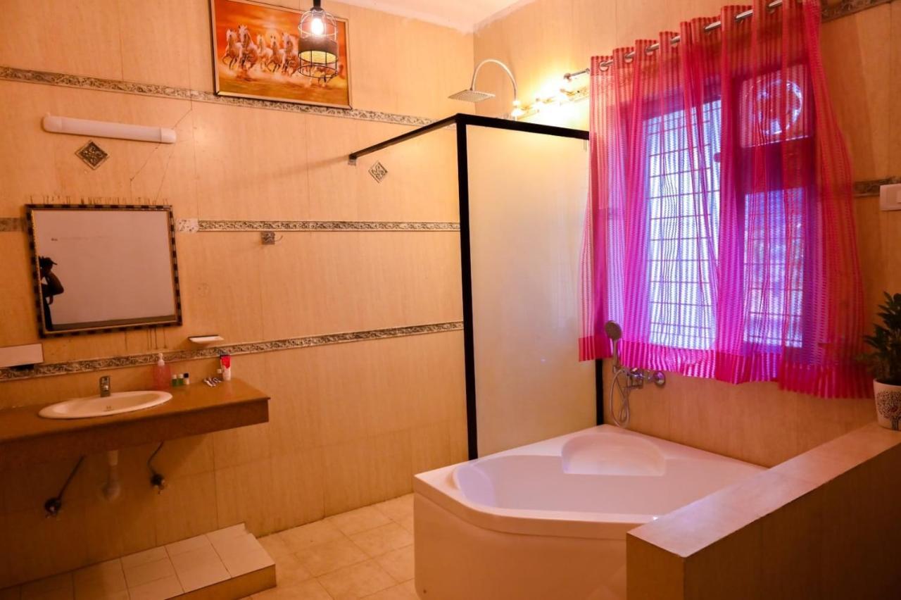 Hotel Wild Rose Yeni Delhi Dış mekan fotoğraf