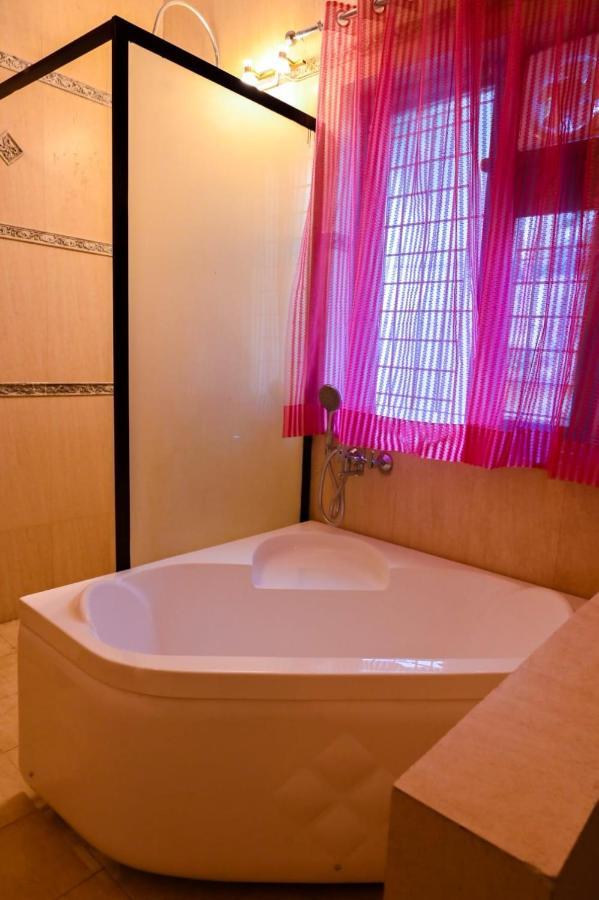Hotel Wild Rose Yeni Delhi Dış mekan fotoğraf