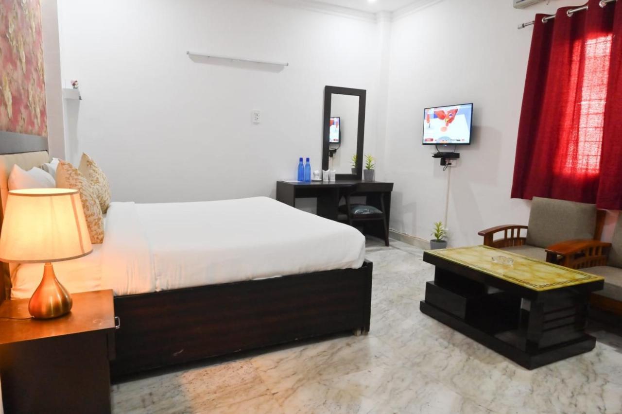 Hotel Wild Rose Yeni Delhi Dış mekan fotoğraf